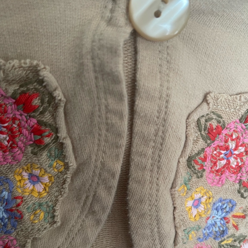 Cropped shirt with button and flowers - Picture 8 of 12